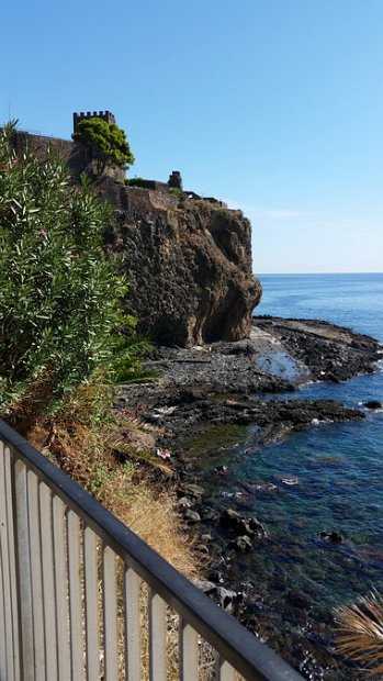 (100)  Aci Castello